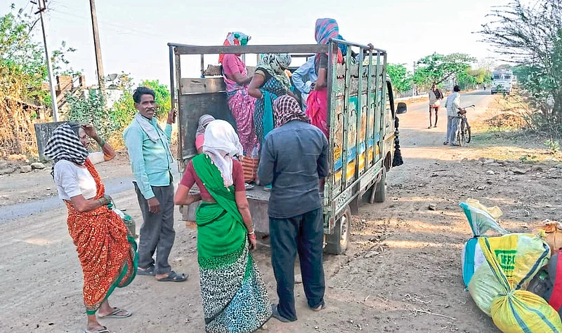 गडचिरोली : येवली येथे तेलंगणा राज्यातून एका खासगी वाहनातून आलेले मजूर.