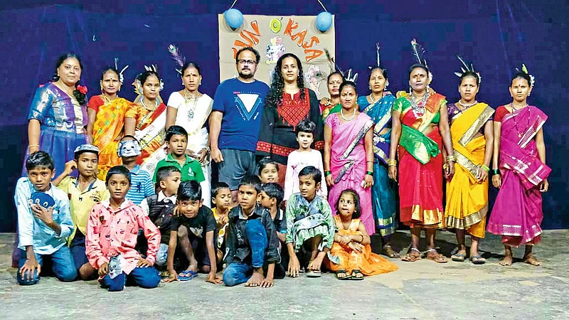 भामरागड : कार्यक्रमाला उपस्थित अनिकेत आमटे, समीक्षा आमटे व विद्यार्थी.