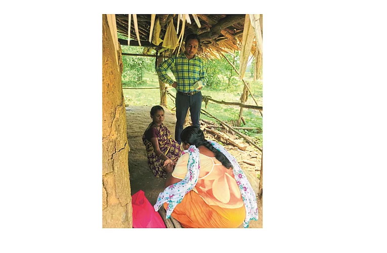 एटापल्ली : गर्भवतीची तपासणी करताना आरोग्य विभागाचे कर्मचारी.