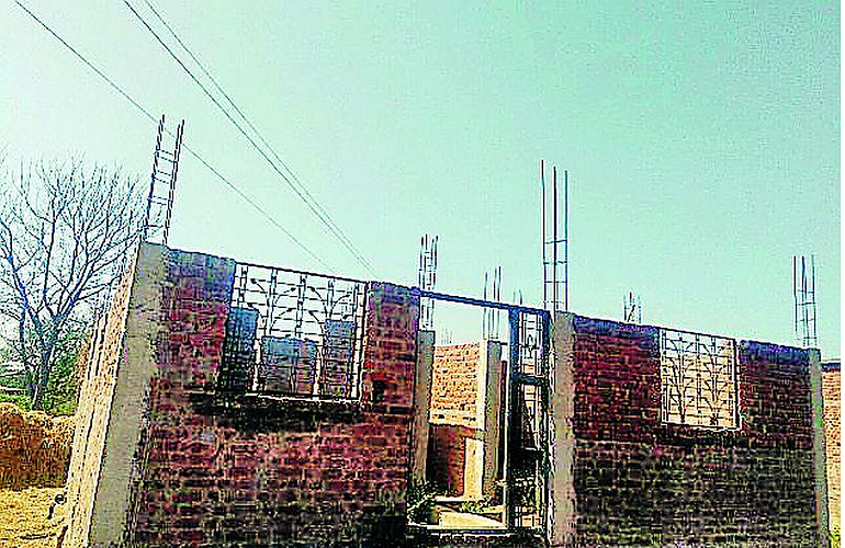 construction of many houses has been incomplete due to lack of funds in wardha
