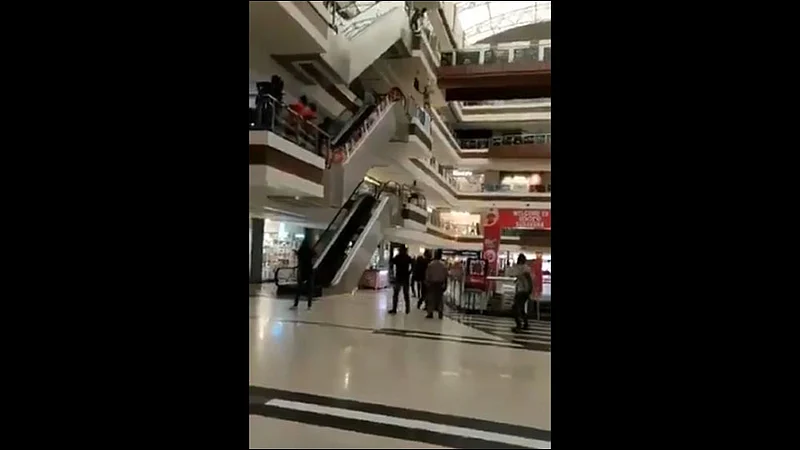 woman jump from mall at indore video viral