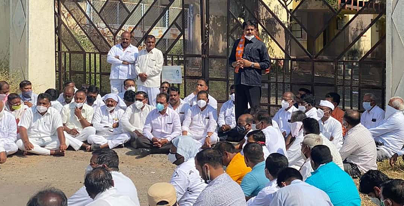 इंदापूरमध्ये भाजपकडून वीजबिलांची होळी