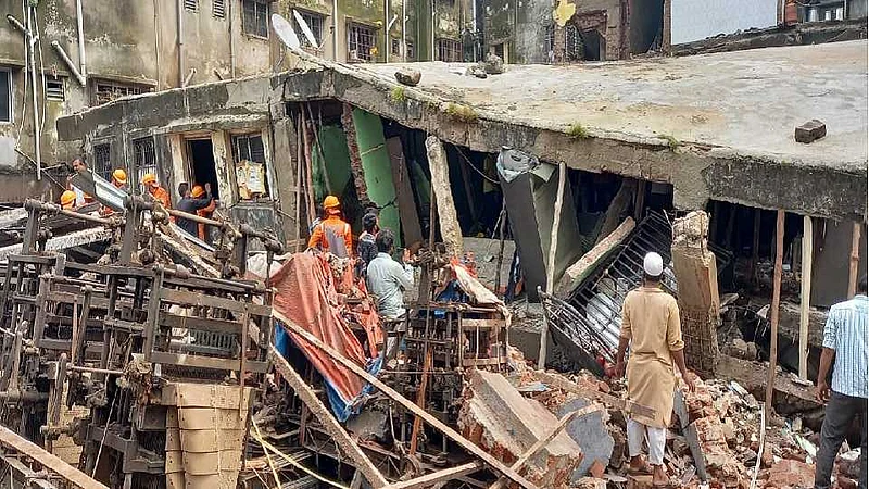 धोकादायक इमारतींचा मुद्दा : हायकोर्टाने दाखल केली सुमोटो याचिका, MMR मधील महापालिकांना विचारला जाणार जाब