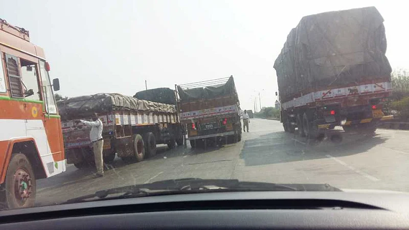 Akola News: Long queues of vehicles in the race of obstacles on the national highway