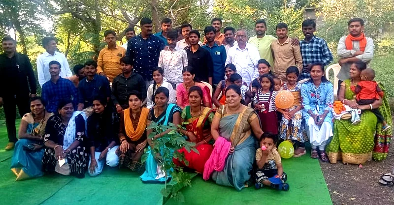 Akola News: After ten years, the class came together, took an oath to help each other by storing memories