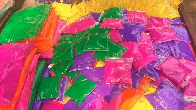 सावधान ! तुमच्या होळीच्या रंगात बसलाय कोरोना ?
