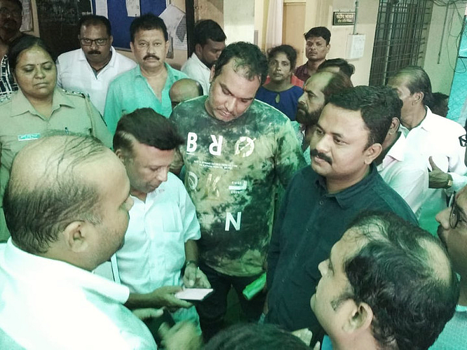 नागपूर : हुडकेश्वर पोलिस ठाण्यात पोलिसांना घटनेची माहिती देताना जानकीनगरातील नागरिक.