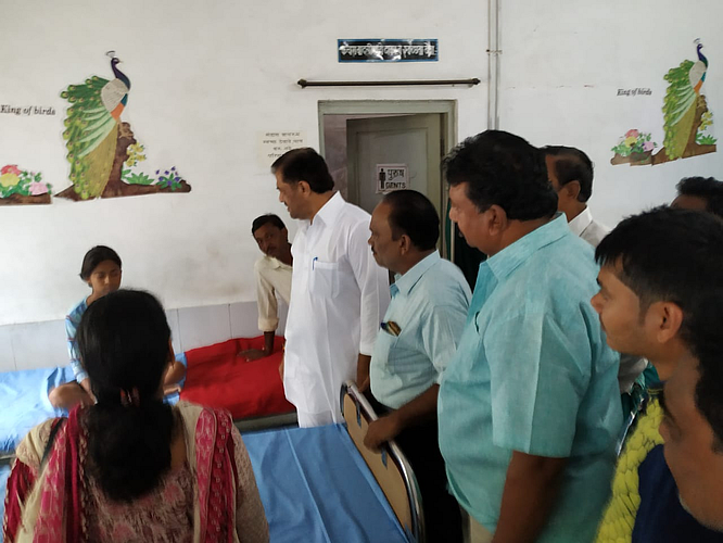 कळमेश्वर ः रुग्णांना विचारपूस करताना आमदार सुनील केदार व कार्यकर्ते.