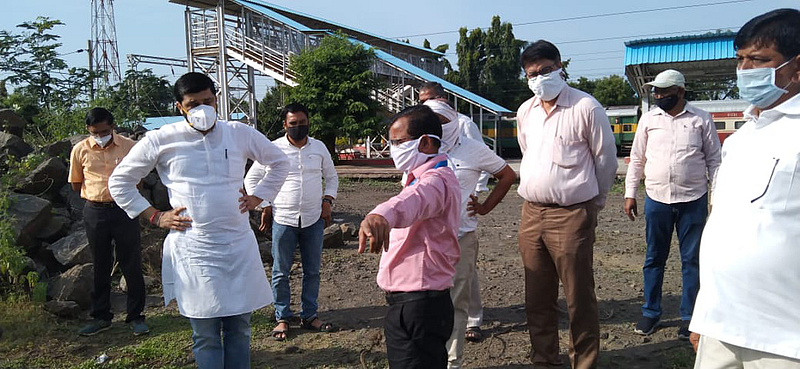 जलालखेडाः रेल्वेस्थानकावर पाहणी करताना जि.प.सदस्य सलील देशमुख; चरणसिंग ठाकूर व अधिकारी