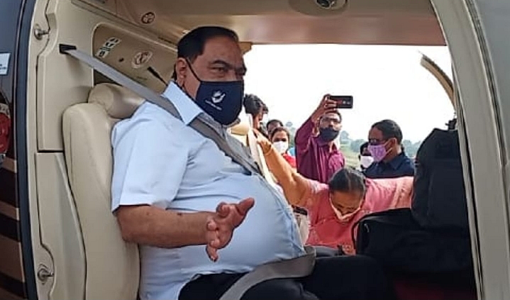 एकनाथ खडसें मुंबईकडे हेलिकाॅप्टरने रवाना !