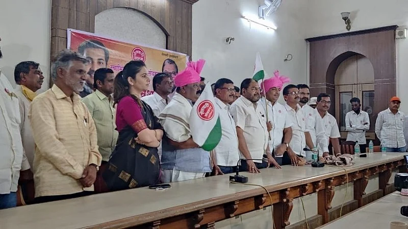 Hundreds of Shiv Sena and BJP workers join Swabhimani Shetkari Sanghatana kolhapur political marathi news}