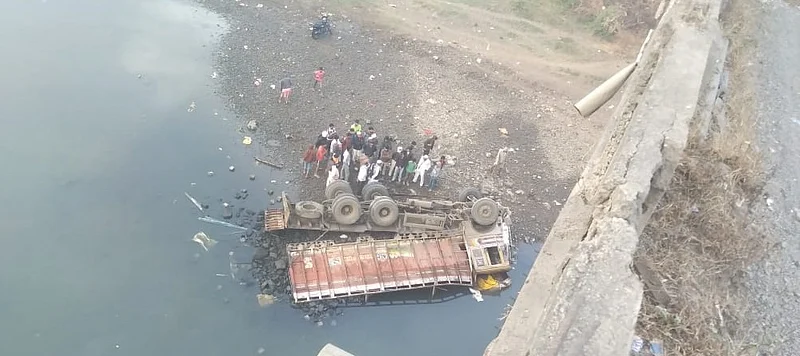 Akola News: One dies after truck falls into Katepurna river basin