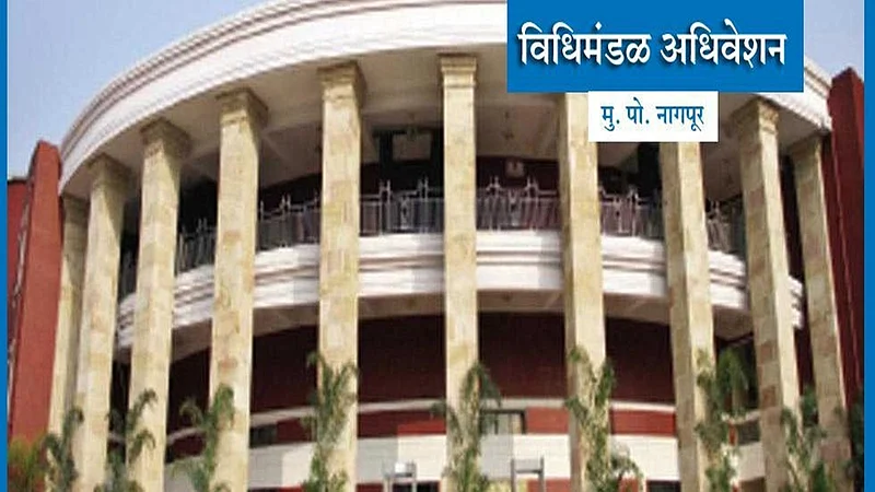 डावीकडील पहिली खुर्ची कुणाला?