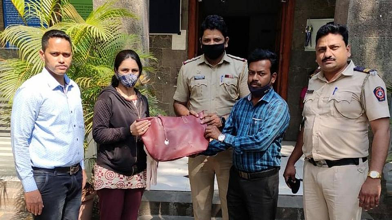 lost bag with 50 thousand cash and smart phone found returned