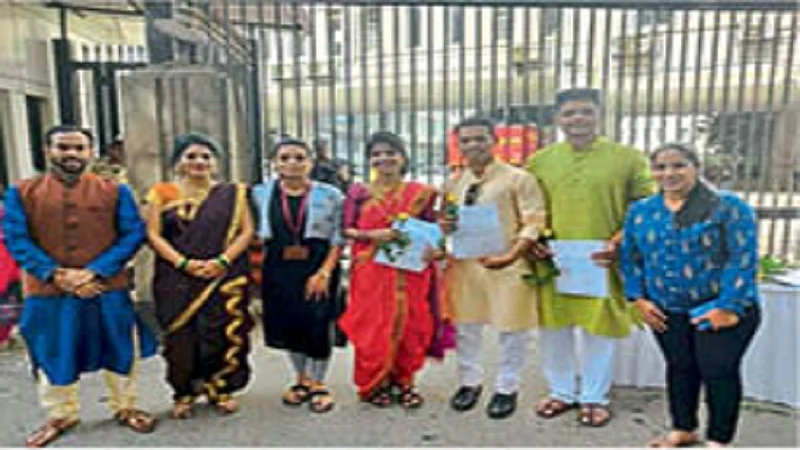 ...प्रवेशद्वारावरचं मुख्यमंत्र्यांचं शुभेच्छापत्र; महिला कर्मचारी आनंदित