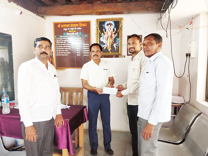 माहूरगडावरील दत्त शिखर संस्थानची अकरा लाख रुपयांची मदत