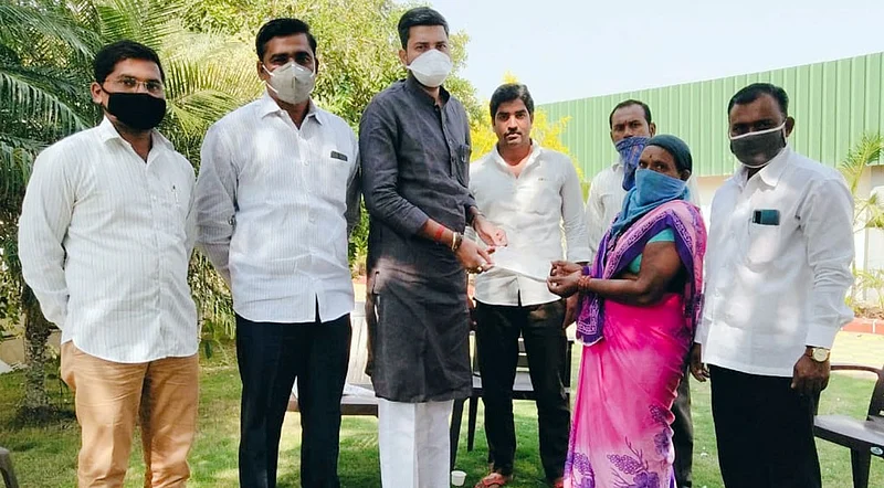 अडचणीत असलेल्या तरंगे कुंटूबास झेडपीच्या माजी सभापतींनी केली आर्थि्क मदत