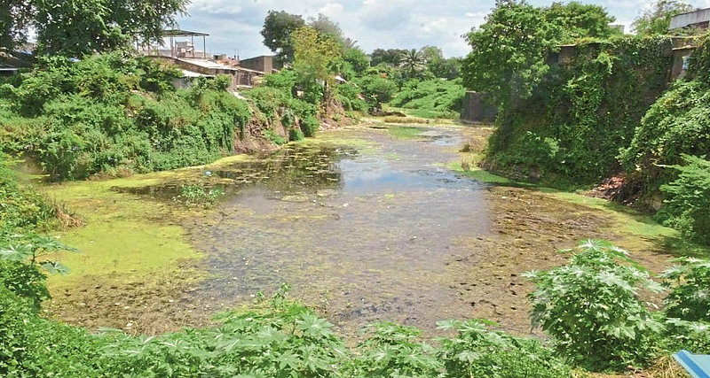 Miraj vegetable market work pending; The trench was refilled with water