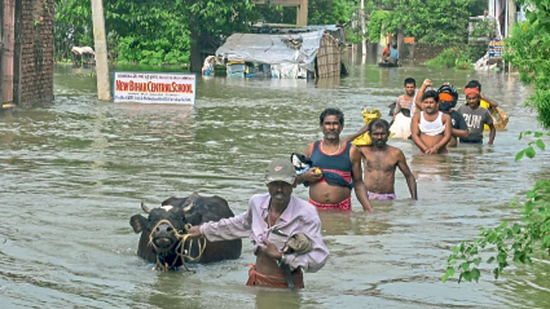 मुझफ्फरपूर - मुसळधार पावसामुळे पूरग्रस्त शेखापूरधाब येथे शनिवारी नागरिकांना पाण्यातून अशी वाट काढावी लागली.