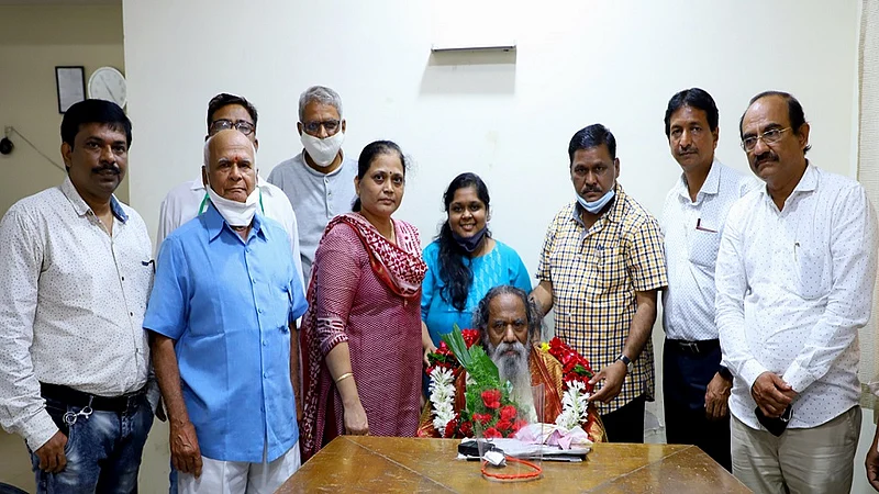 नांदेड - नागपूरहून सोलापूरला जात असताना नांदेडमध्ये ज्येष्ठ साहित्यिक मारूती चित्तमपल्ली यांचे स्वागत करण्यात आले.