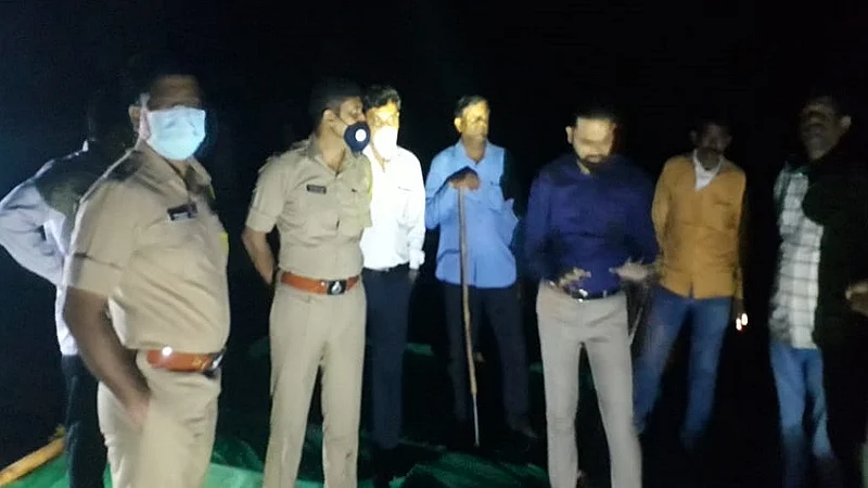 नांदेड - जिल्हाधिकारी डॉ. विपीन यांनी सोमवारी जिल्ह्यातील ब्राह्मणवाडा, भणगी, वांगी, त्रिकुट, ब्राह्मणवाडा, नागापूर आदी भागात जाऊन अवैध वाळू उपसा करणाऱ्या टोळ्यांचा पर्दाफाश केला.