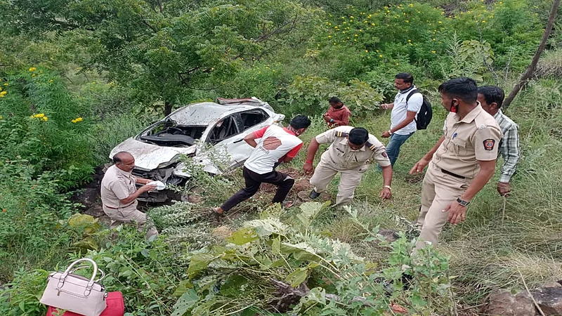 पसरणी घाटातील अपघातात ठाण्याच्या महिलेचा जागीच मृत्यू; कारचा चक्काचूर