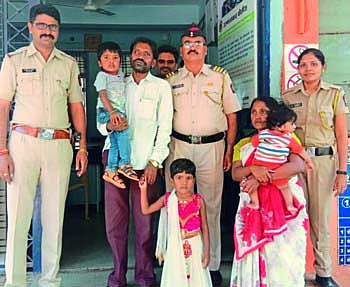 कळंब ः घरचा रस्ता चुकलेल्या प्रेम गायकवाड याला पालकांच्या ताब्यात देताना पोलिस उपनिरीक्षक सी. एस. गुसिंगे, महिला पोलिस कर्मचारी श्रीमती आर. एन. काळे.