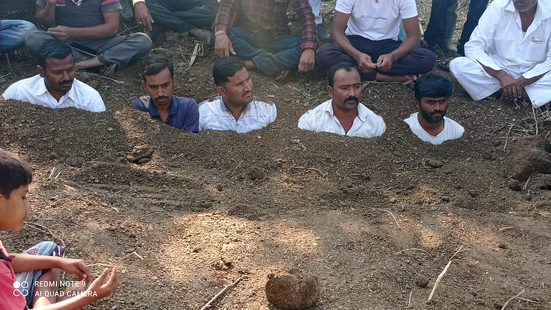 स्वाभिमानी शेतकरी संघटनेच्या पदाधिकाऱ्यांनी स्वता:ला जमीनीत गाडून केले आत्मक्लेश आंदोलन