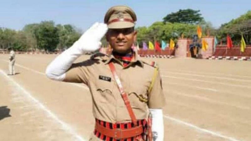 akola news Manoj Raut, son of a smallholder farmer, became Sub-Inspector of Police