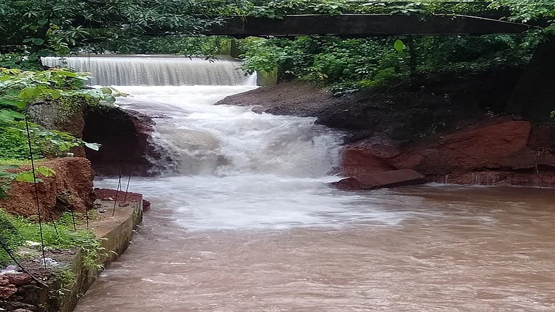 Jaigad Kalzondi Part of the bridge collapsed and two story house collapsed in ratnagiri