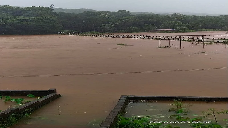Bawan river Sangameshwar taluka crossed the danger level As a result, British Era bridge over the Bavandi closed