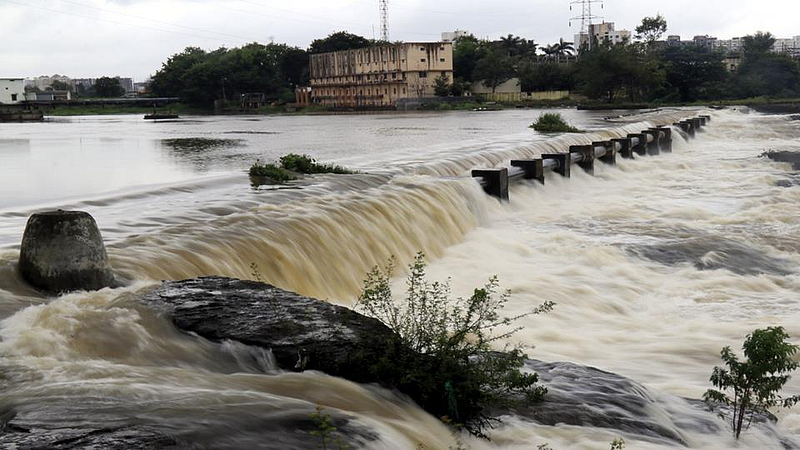 Video : दैव बलवत्तर, पाण्यात वाहून जाणाऱ्या तरुणाला मित्राने असे वाचवले