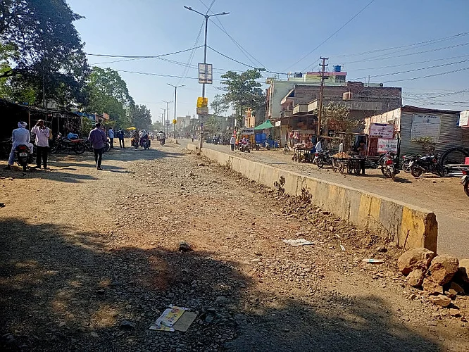 Akola News: The problem of the road is not solved, the patch of murma is given again