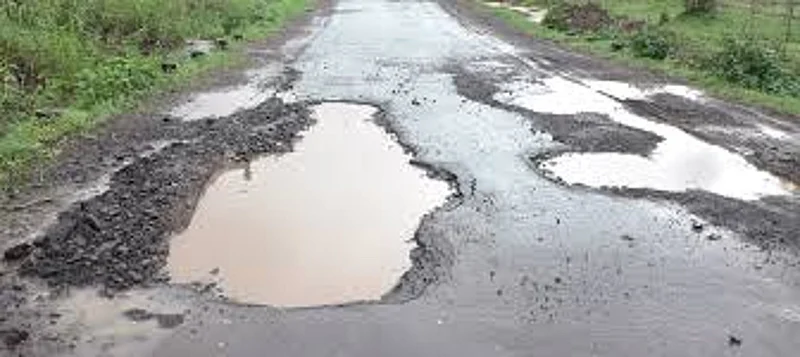 Akola Karanja News Accident when a car jumped out of a ditch