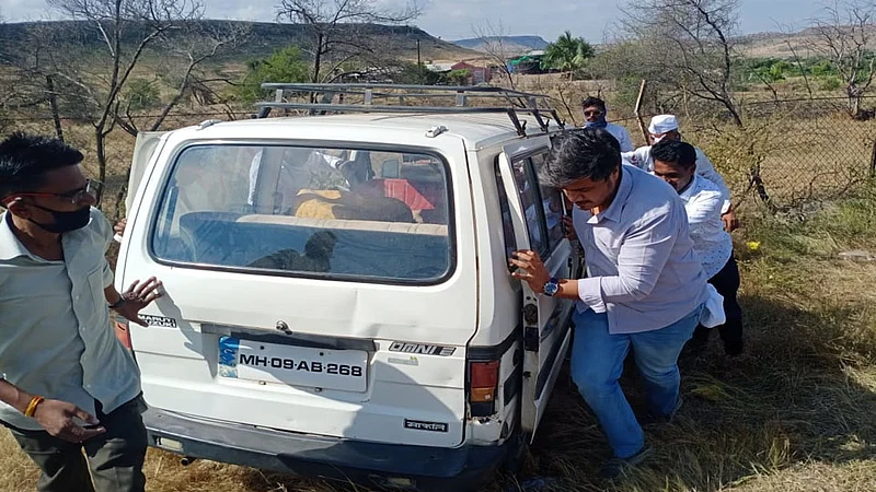 व्वा! क्या बात है.. नेता हो तो ऐसा; रोहित पवारांच्या मदतीची सोशल मीडियावर जोरदार चर्चा