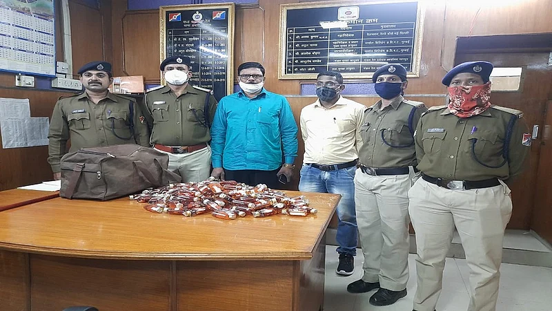 RPF caught 140 bottles of illegal wine on railway station