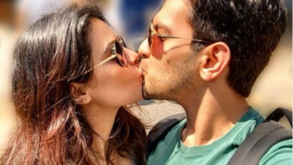 singer Aditya Narayan and Shweta Agarwal celebrate kiss day with smooch life is short find someone to love