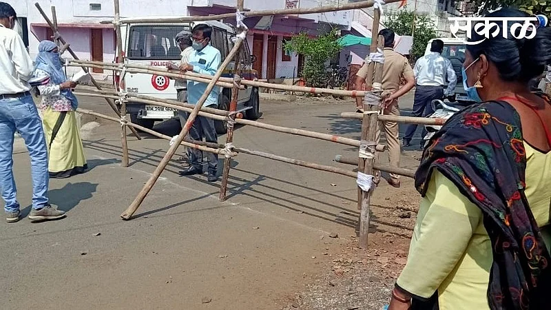 रविवार (ता.21) मध्यरात्रीपासून बाजारपेठेतील सर्व आस्थापनाची वेळ सकाळी नऊ ते सायंकाळी पाच पर्यंत करण्यात आली. त्यामुळे यवतमाळ जिल्ह्याची वाटचाल ‘लॉकडाऊन’च्या दिशेने सुरु असल्याचे दिसत आहे.