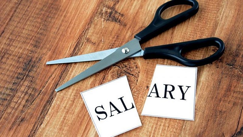 Due to financial difficulties salaries of employees will cut 10 percent in Pakistan