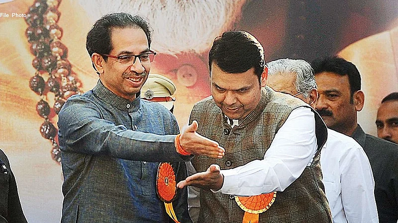 'युती'त रंगला सत्तेचा सामना; शिवसेना समान वाटपावर ठाम!