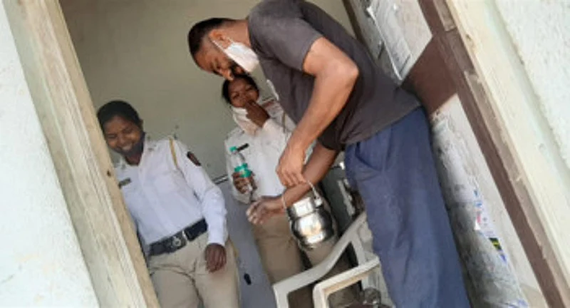 गडचिरोली : वाहतूक पोलिसांना चहा देताना जितेंद्र उपाध्ये.