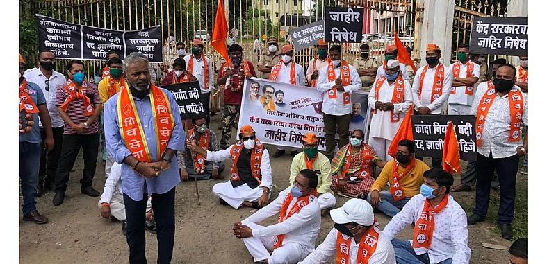 'मोदी सरकार शेतकरीविरोधी'; घोडेगाव येथे शिवसेनेचे आंदोलन
