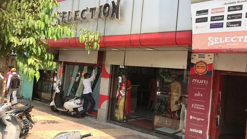 व्यापा-यांमुळे काेराेना हाेताे का? आम्ही दुकान सुरु ठेवणारच!