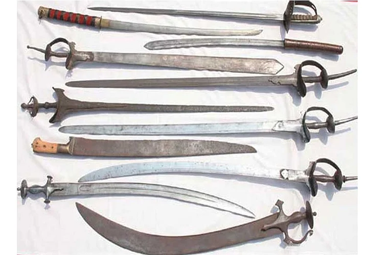 Akola News: Old deadly weapons, five swords seized from Balapur city