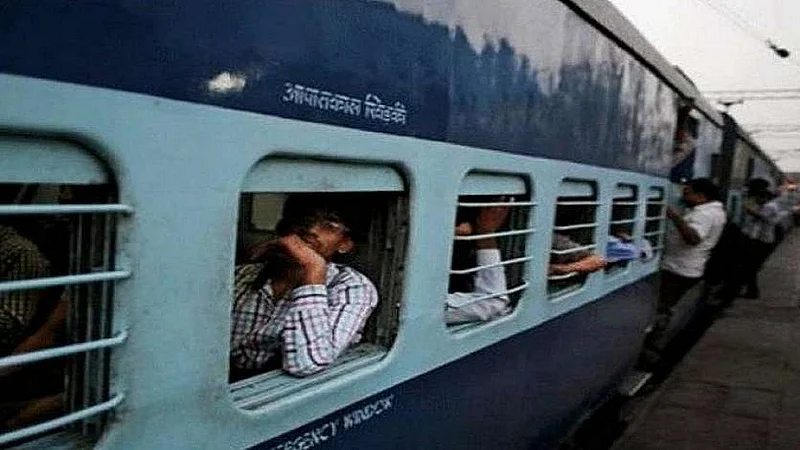 थायलंडहून परतले, अन् कच्छ एक्स्प्रेसने केला धोकादायक प्रवास