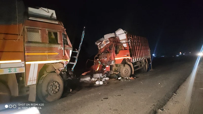 Akola Marathi News Strange accident; Two trucks collided on the National Highway