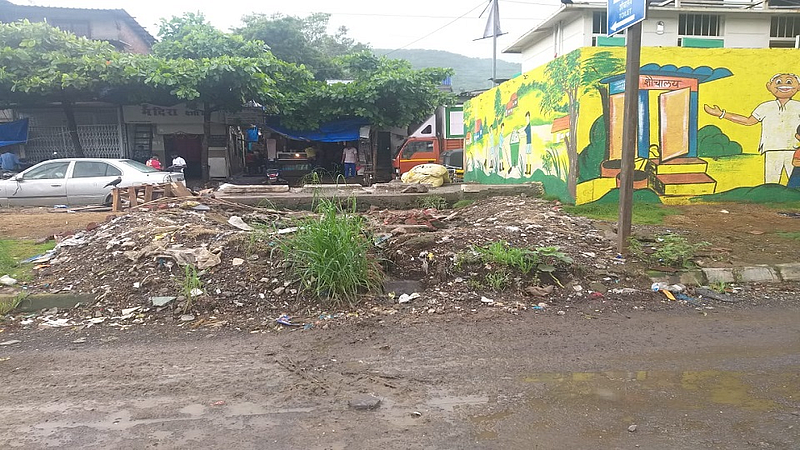 मलमिश्रित पाणी रस्त्यावर पसरले आहे