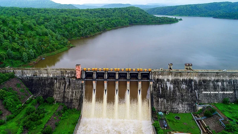 Akola News: If the flow of water from Van Dam in Telhara taluka does not stop, agitation on the dam