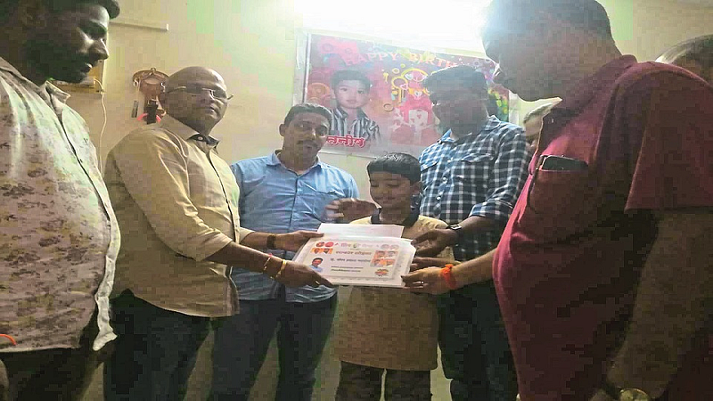 विरार ः सन्मानचिन्ह देऊन तनिषचा सत्कार करताना शिवसेना कार्यकर्ते. (छायाचित्र ः विजय गायकवाड)