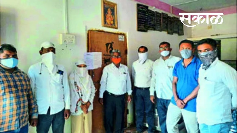 अवैध वाळू वाहतुकीचा दंड न भरल्याने ग्रामपंचायत कार्यालय केले सील }